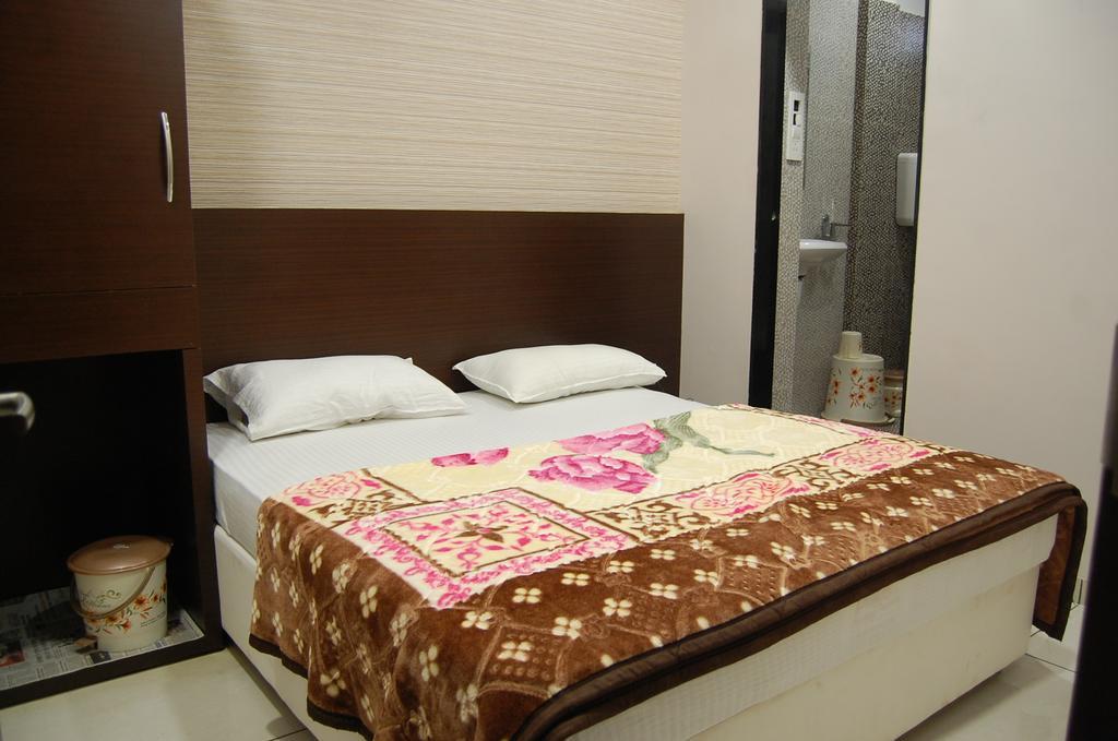 Hotel Poonam Palace Ujjain Chambre photo
