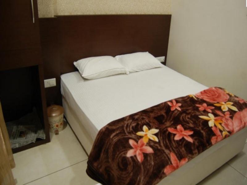 Hotel Poonam Palace Ujjain Extérieur photo