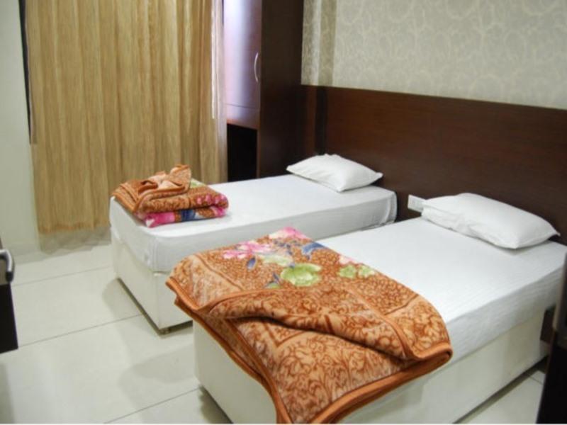 Hotel Poonam Palace Ujjain Extérieur photo