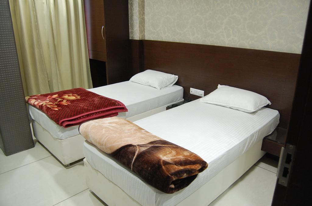 Hotel Poonam Palace Ujjain Extérieur photo