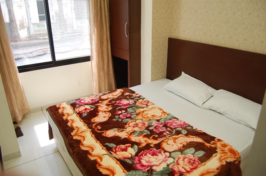Hotel Poonam Palace Ujjain Extérieur photo