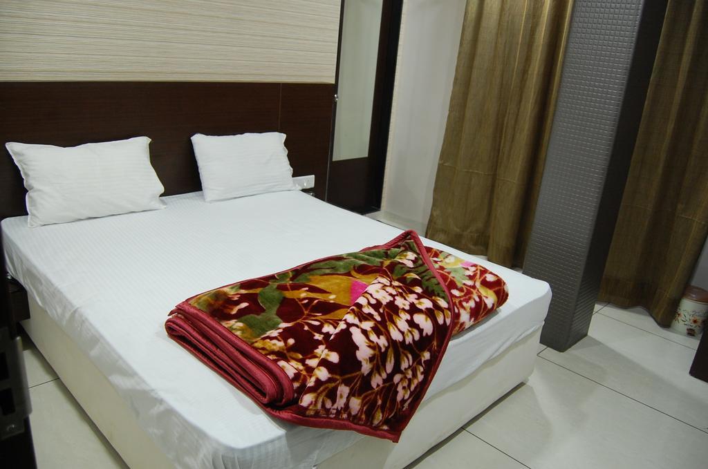 Hotel Poonam Palace Ujjain Extérieur photo