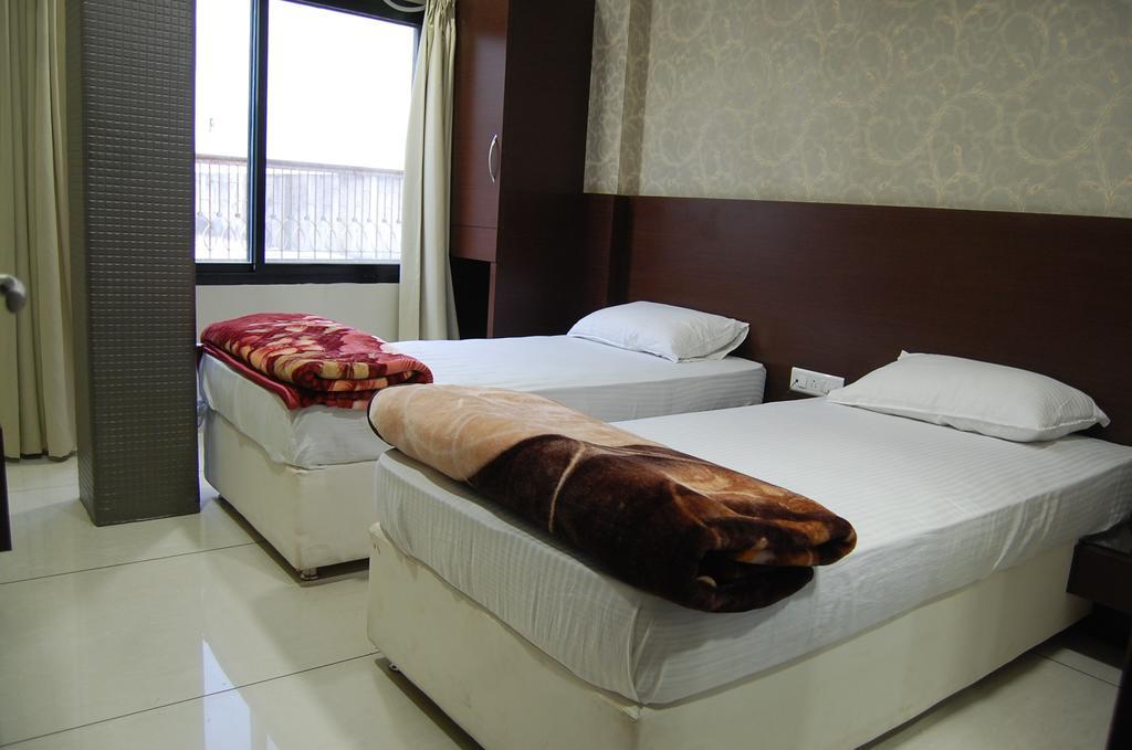 Hotel Poonam Palace Ujjain Extérieur photo